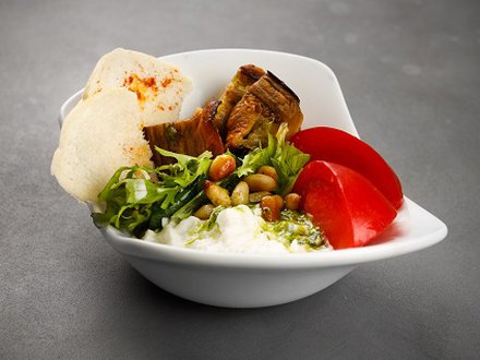 Салат с печеными баклажанами, томатами и сыром "Страчателла" (от 12 штук)