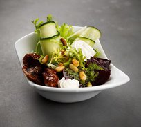 Салат из печёной свеклы с сыром Шавру, вялеными томатами и кедровым орехом (от 12 штук)