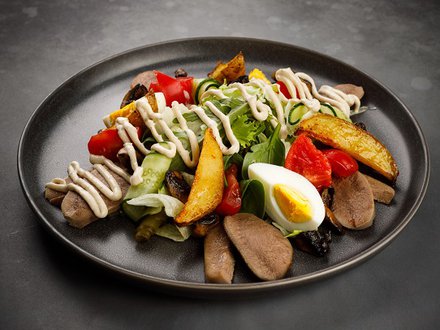 Салат из языка с корнишонами и обжаренными грибами