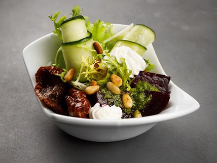 Салат из печёной свеклы с сыром Шавру, вялеными томатами и кедровым орехом (от 12 штук)