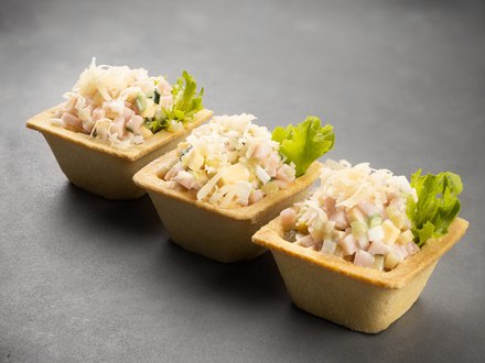 Салат «Европейский» в тарталетке (от 10 штук)