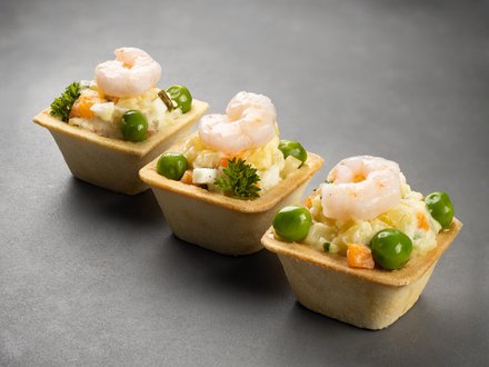 Тарталетка с салатом «Оливье» с коктейльными креветками (от 10 штук)