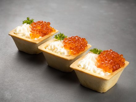Тарталетка с кетовой икрой и сливочным сыром (от 10 штук)