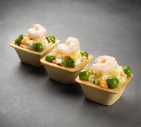 Тарталетка с салатом «Оливье» с коктейльными креветками (от 10 штук)