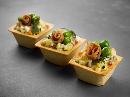 Салат «Оливье» в тарталетке (от 10 штук)