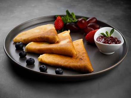 Блинчики домашние ажурные с малиновым соусом (3 шт. на порцию)