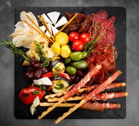 Антипасто с печеными овощами и маринадами