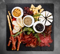 Антипасто с паштетом, хумусом и луковым вареньем