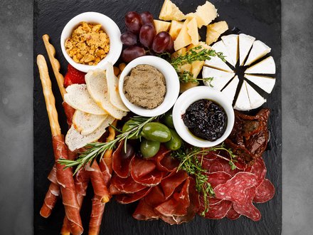 Антипасто с паштетом, хумусом и луковым вареньем