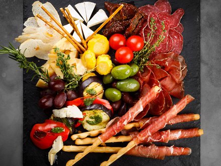 Антипасто с печеными овощами и маринадами