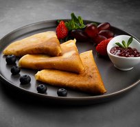 Блинчики домашние ажурные с малиновым соусом (3 шт. на порцию)