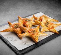 Звезды из слоеного теста с ветчиной и сыром ( от 10 штук)