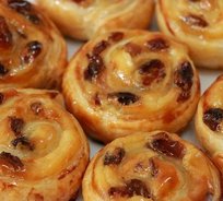 Улитка из слоеного теста с яблоками, изюмом и корицей (от 10 штук)