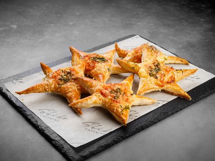 Звезды из слоеного теста с ветчиной и сыром ( от 10 штук)