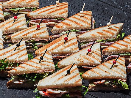 Поднос №28. Мини-сэндвичи Сет 1 (24 шт.) Ветчина, буженина, курочка