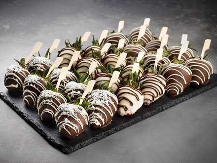 Поднос № 38. Клубника в шоколаде (24 шт.)