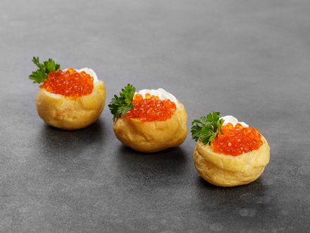 Профитроль с икрой и сливочным сыром (от 10 штук)