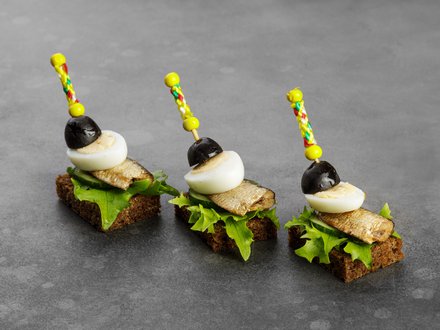 Отборные рижские шпроты с перепелиным яйцом и хрустящим свежим огурчиком на ржаном хлебе (от 10 штук)