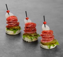 Канапе с салями и жемчужным лучком (от 10 штук)