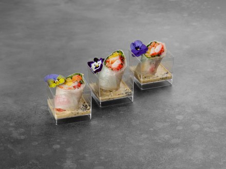 Спринг-роллы из мяса Снежного краба с икрой Тобико, свежими овощами (от 10 штук)