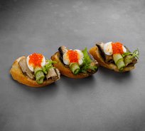 Мини-брускетта со шпротами и свежим огурцом (от 10 штук)