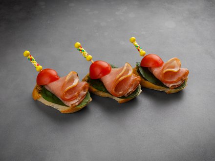 Мини-брускетта с карбонатом, молодым шпинатом и томатами Черри (от 10 штук)