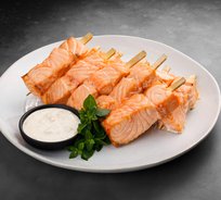 Мини-шашлычок из лосося со сливочным соусом ( от 10 порций)