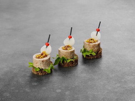 Канапе с бужениной и жемчужным маринованным лучком (от 10 штук)