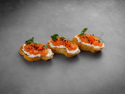 Мини-брускетта с лососем и сливочным сыром (от 10 штук)