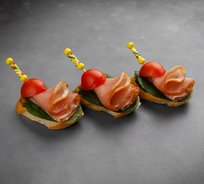 Мини-брускетта с карбонатом, молодым шпинатом и томатами Черри (от 10 штук)