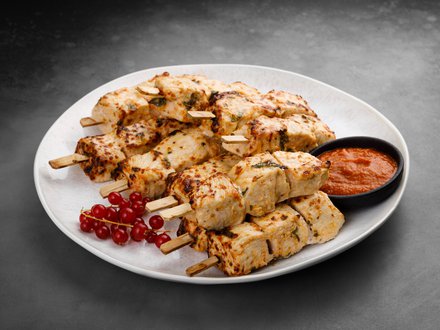 Мини-шашлычок из индейки с домашним соусом (от 10 порций)