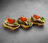 Мини-брускетта с соусом Песто, цукини-гриль и жареными вешенками (от 10 штук)