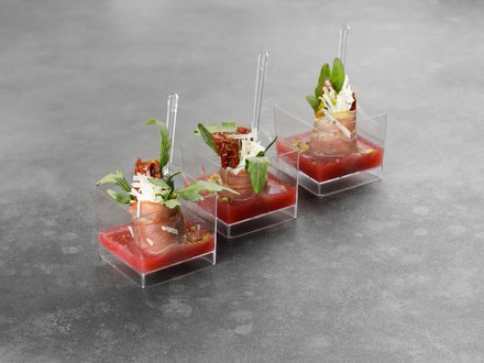 Канапе из сырокопченой утиной грудки, руколой и лепестками пармезана (от 10 штук)