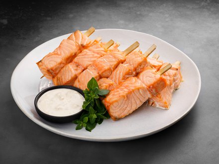 Мини-шашлычок из лосося со сливочным соусом ( от 10 порций)