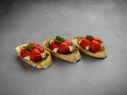 Мини-брускетта с моцареллой и подвяленными томатами (от 10 штук)