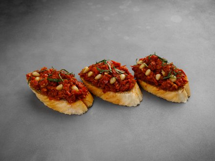 Мини-брускетта с вялеными томатами (от 10 штук)