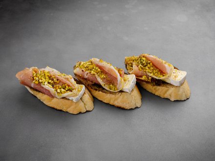 Мини-брускетта с прошутто, сыром Бри, ягодным соусом и фисташкой (от 10 штук)