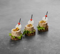 Канапе с бужениной и жемчужным маринованным лучком (от 10 штук)