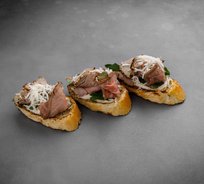 Мини-брускетта с сочным ростбифом, рукколой и королевским каперсом (от 10 штук)