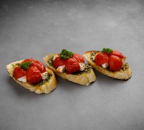 Мини-брускетта с моцареллой и подвяленными томатами (от 10 штук)