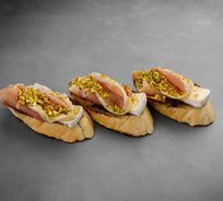Мини-брускетта с прошутто, сыром Бри, ягодным соусом и фисташкой (от 10 штук)