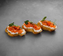 Мини-брускетта с лососем и сливочным сыром (от 10 штук)