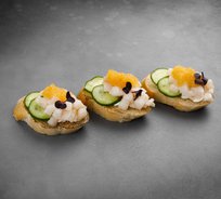 Мини-брускетта с мясляной рыбой и огурцом (от 10 штук)