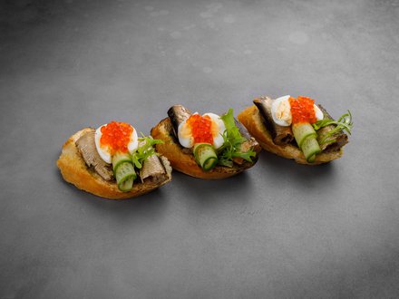 Мини-брускетта со шпротами и свежим огурцом (от 10 штук)